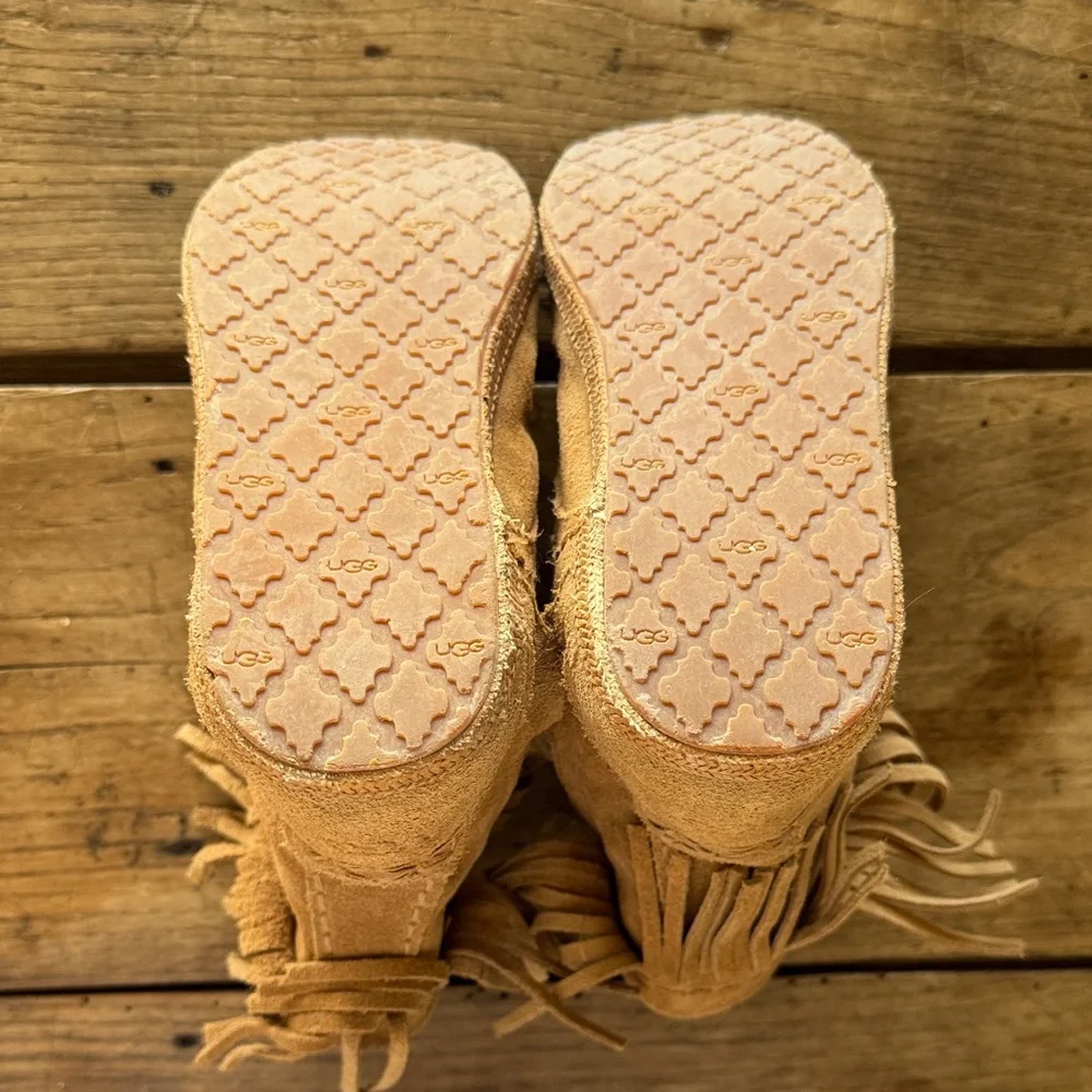 Ugg kids unisex size 3 Fringe Suede Ankle Moccasin Boots - Tan with zipper boho
